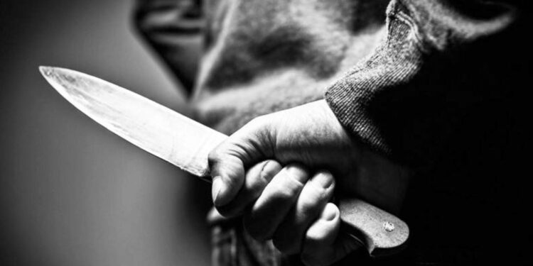 Violencia familiar: Tres hermanos apuñalan a su padrastro en Caracas