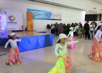 ‎Alrededor de 140 bailarines ofrecieron la muestra dancística «La Danza Nos Une»