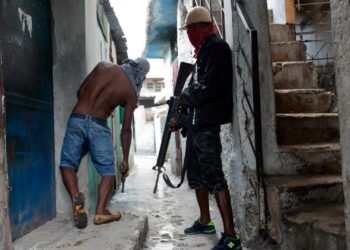 Líder pandillero amenaza con asesinar a decenas de rehenes en Haití un día después de quitarle la vida a 47 personas