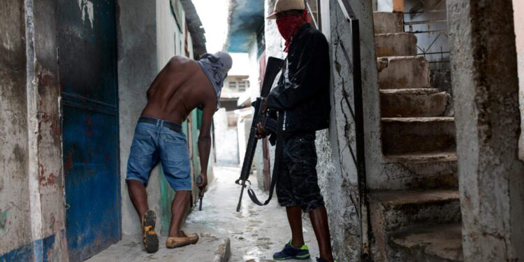 Líder pandillero amenaza con asesinar a decenas de rehenes en Haití un día después de quitarle la vida a 47 personas