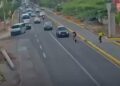 Imprudencia en la vía: auto atropella a dos mujeres tras recibir el paso (Video)