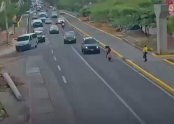 Imprudencia en la vía: auto atropella a dos mujeres tras recibir el paso (Video)