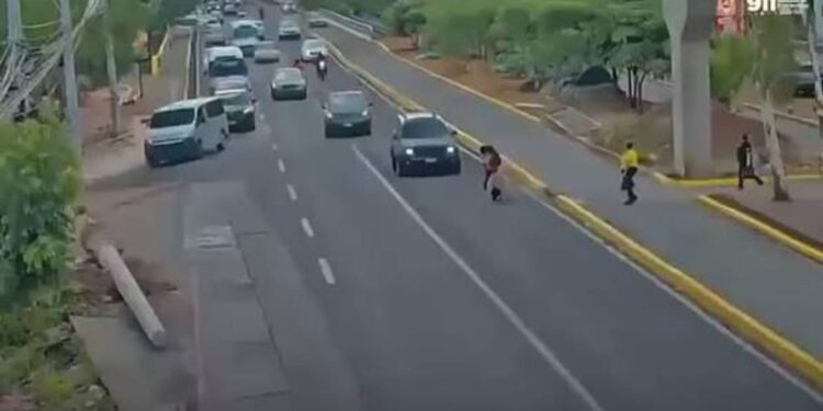 Imprudencia en la vía: auto atropella a dos mujeres tras recibir el paso (Video)