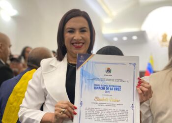 La profesora Elizabeth Valero triunfa en el Premio Regional de Periodismo 2026 con su obra Oratoria, el poder de la palabra