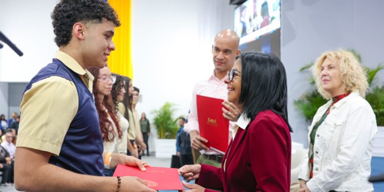 Delcy Rodríguez entrega reconocimientos al mérito académico a más de 400 bachilleres