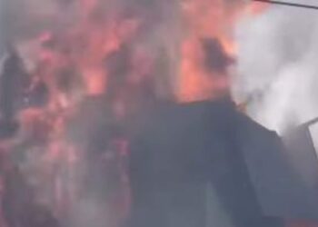 Bomberos atienden incendio en zona industrial de Caracas (Video)