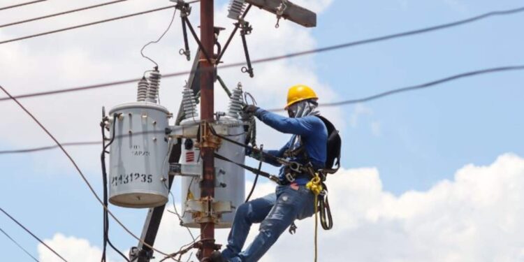 Alcaldía de Maracaibo instala transformadores nuevos solicitados por VenApp
