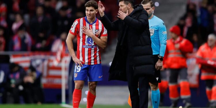 Simeone descarta la salida de Julián Álvarez del Atlético de Madrid