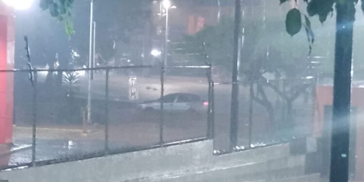VIDEOS IMPACTANTES | Así se desbordó el río Guaire tras fuertes lluvias en la Gran Caracas 