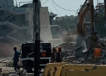 La GNB supervisa la limpieza de escombros en las zonas afectadas por los terremotos en La Guaira