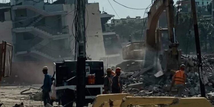La GNB supervisa la limpieza de escombros en las zonas afectadas por los terremotos en La Guaira