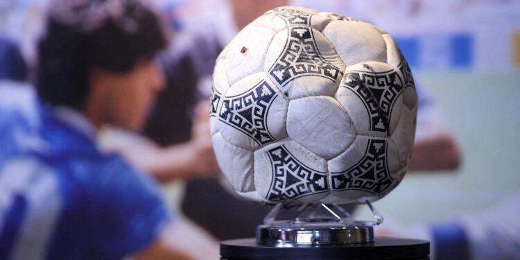Subastan el balón de la «Mano de Dios» por más de tres millones dólares