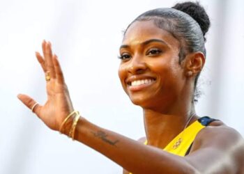 Masai Russell destroza el récord mundial de los 100 metros tras llegar a la meta en 12.09 segundos