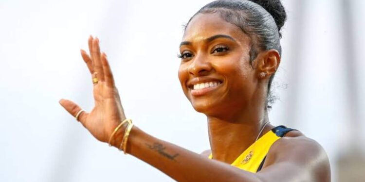 Masai Russell destroza el récord mundial de los 100 metros tras llegar a la meta en 12.09 segundos