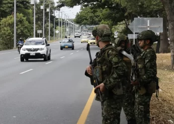 Colombia registra varios ataques con explosivos a un día de la investidura de De la Espriella, que dejan un policía muerto