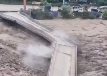 Riada en Nepal deja al menos 16 muertos y 400 peregrinos incomunicados [Videos]
