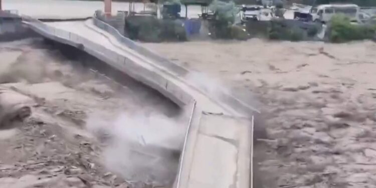Riada en Nepal deja al menos 16 muertos y 400 peregrinos incomunicados [Videos]