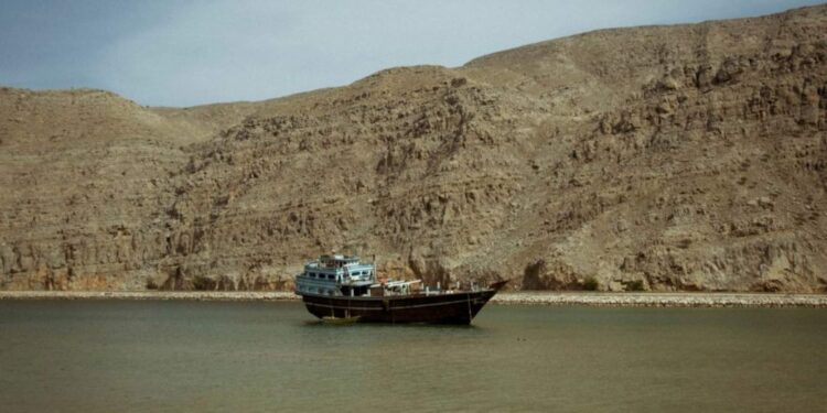 Irán advierte a EE. UU. sobre el control del estrecho de Ormuz