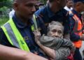 Rescate dramático en Nepal: evacúan a una abuela en una excavadora tras la riada [Video]