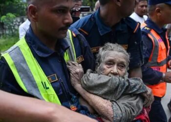 Rescate dramático en Nepal: evacúan a una abuela en una excavadora tras la riada [Video]