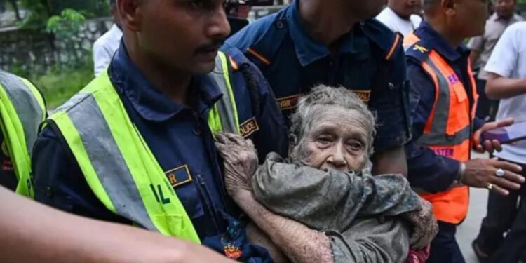 Rescate dramático en Nepal: evacúan a una abuela en una excavadora tras la riada [Video]