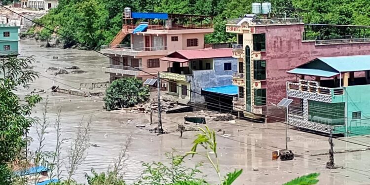 ACTUALIZACIÓN: Se eleva a 55 la cifra de fallecidos y 403 los desaparecidos por la riada en Nepal [Video]