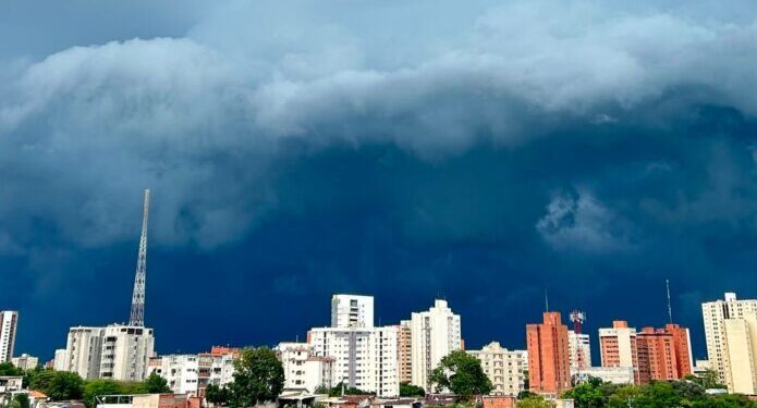 Imágenes de impacto: La tromba marina que se formó sobre el Lago de Maracaibo este domingo (+tormenta)