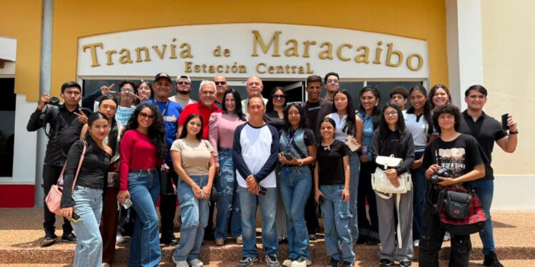 Taller de Fotografía Urbana; Historia en Movimiento: 23 jóvenes marabinos capturan la magia de la ciudad a bordo del Tranvía