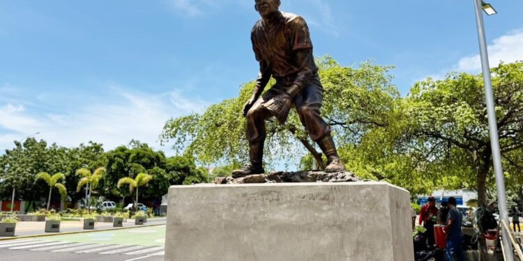 Alcaldía de Maracaibo inmortaliza a Luis Aparicio con estatua en su honor