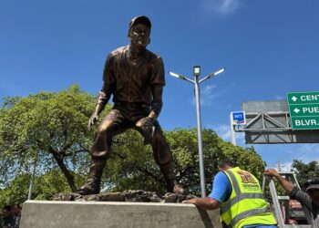 Alcaldía de Maracaibo inmortaliza a Luis Aparicio con estatua en su honor