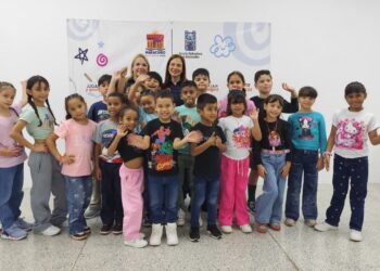 ¡Cambiaron la pantalla por un libro!     Alcaldía de Maracaibo enciende la imaginación infantil con ¡Abre la caja mágica!