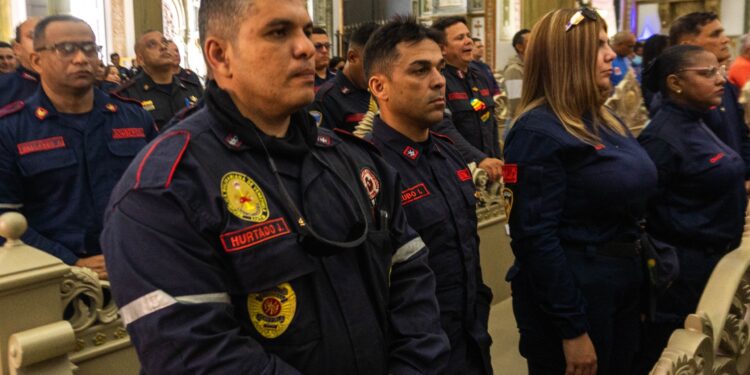 Concejo Municipal acompaña eucaristía por el Día Nacional del Bombero en la Basílica