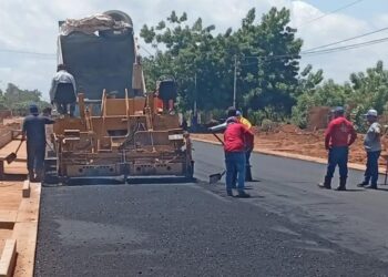 Trabajos de asfaltado y drenaje en la vía Curva de Molina-La Concepción avanzan para acabar con décadas de inundaciones