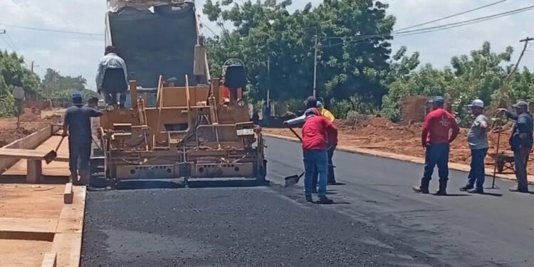 Trabajos de asfaltado y drenaje en la vía Curva de Molina-La Concepción avanzan para acabar con décadas de inundaciones