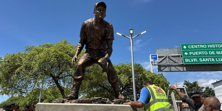 Nelson Aparicio asiste a develar la primera estatua de Luis Aparicio en Venezuela y está en Santa Lucía