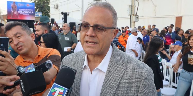 Gerardo Moreno califica la estatua de Luis Aparicio como un símbolo permanente para la juventud zuliana