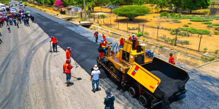 Gobernación y Alcaldía de San Francisco inician el asfaltado en la avenida 48 para entregar 15 kilómetros de vía recuperada