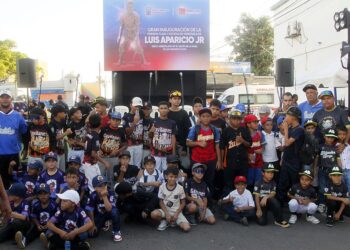 Doscientos niños de las escuelas municipales de béisbol se regocijaron al ver la primera estatua de Luis Aparicio