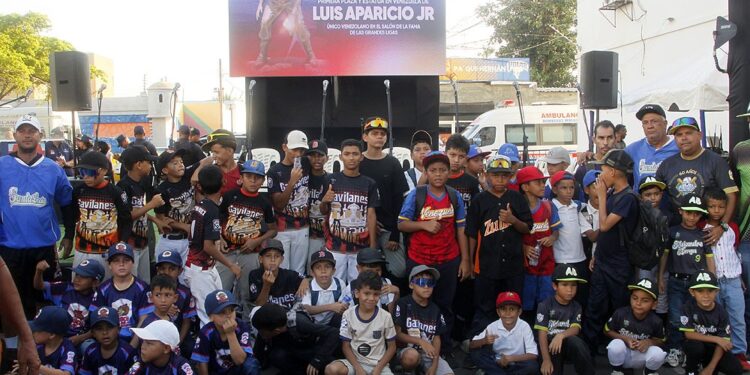 Doscientos niños de las escuelas municipales de béisbol se regocijaron al ver la primera estatua de Luis Aparicio