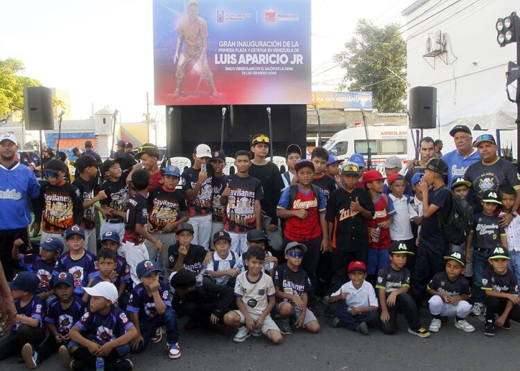 Doscientos niños de las escuelas municipales de béisbol se regocijaron al ver la primera estatua de Luis Aparicio