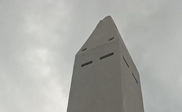 Fuertes vientos derribaron punta del obelisco de la Plaza de la República