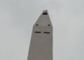 ÚLTIMA HORA | Fuertes vientos derriban la punta del icónico Obelisco de Maracaibo durante el paso de la onda tropical n.º 40