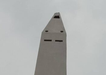 ÚLTIMA HORA | Fuertes vientos derriban la punta del icónico Obelisco de Maracaibo durante el paso de la onda tropical n.º 40