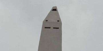 Fuertes vientos derriban la punta del icónico Obelisco de Maracaibo durante el paso de la onda tropical n.º 40