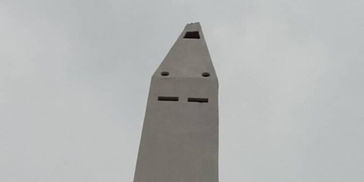 ÚLTIMA HORA | Fuertes vientos derriban la punta del icónico Obelisco de Maracaibo durante el paso de la onda tropical n.º 40