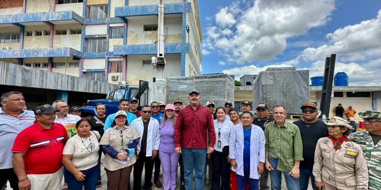 Gobernador Luis Caldera entrega 75 toneladas de aire acondicionado para áreas esenciales del Hospital de Rosario de Perijá