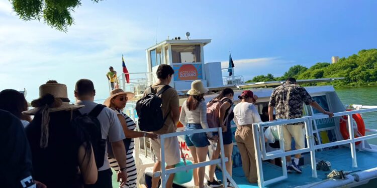 Corzutur fortalece motor turístico zuliano: recorrido lacustre bajo el puente cada fin de semana