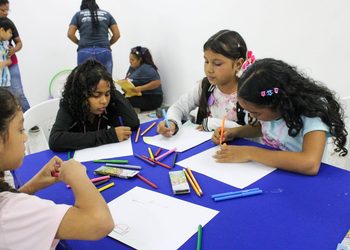 Más de 30 niños activos y creativos con la Caja Mágica de Fundabiblioteca