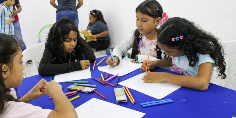 Más de 30 niños activos y creativos con la Caja Mágica de Fundabiblioteca