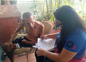 Dos adultos mayores que sufrieron ACV fueron atendidos por la Alcaldía de Maracaibo con la entrega de sillas de ruedas